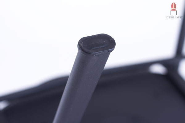 Kappen aus schwarzem Kunststoff schützen den Boden