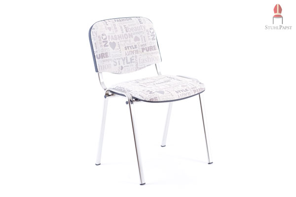 Der Stuhl in einheitlichem Polsterbezug in hellem Letterstil