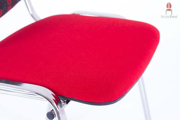 Der Stuhl ist mit großzügigen Polstern versehen