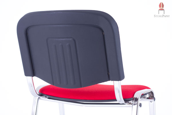 Die Kunststoffrückenlehne ist widerstandsfähig