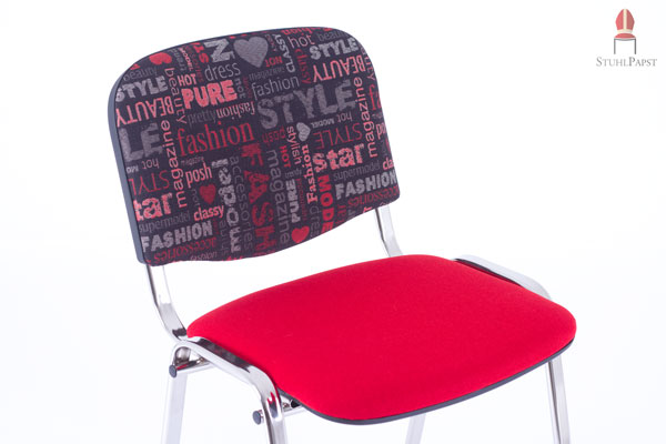 Gemusterter und unifarbener Stoffbezug ergänzen sich sehr geschmackvoll