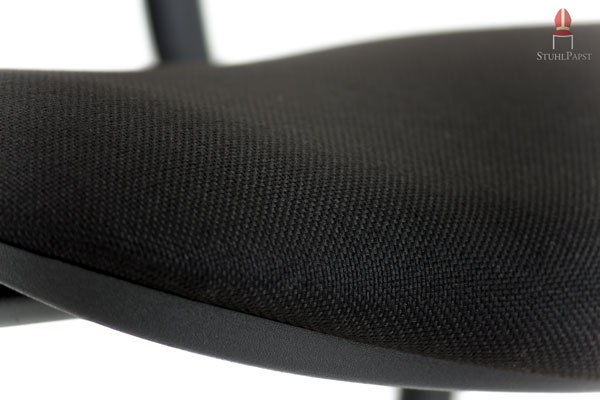 Die bequem gepolsterte Sitzfläche mit dem robusten Objektstoff als Bezug