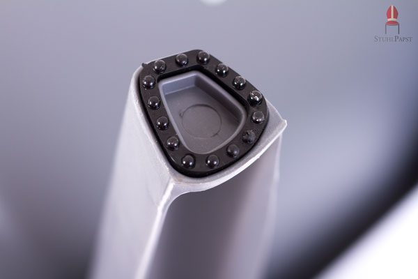 Die hinteren Stuhlbeine sind profiliert