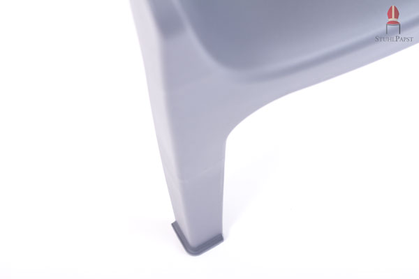 Die Stuhlbeine snd leicht nach außen gestellt