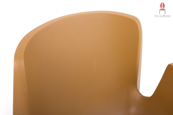 Dir Rückenlehne ist leicht hochgezogen