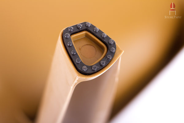 Kunststoffschoner sind unter allen Stuhlbeinen angebracht