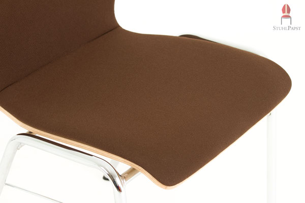 An den Seiten der Sitzfläche können Sie den Stuhl besonders leicht greifen 