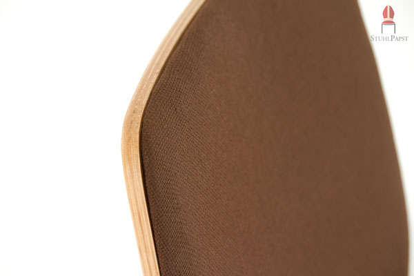 Besonders harmonische Kombination aus Holz- und Stofffarben