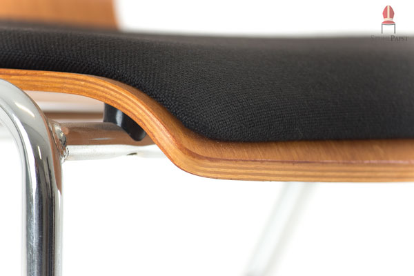 Polsterung, Holzschale und verchromtes Metall bilden einen eleganten Kontrast