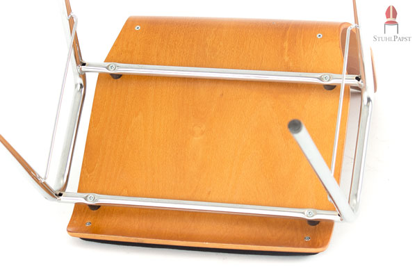 Das verchromte Gestell bildet optisch einen edlen Kontrast zur Holzschale