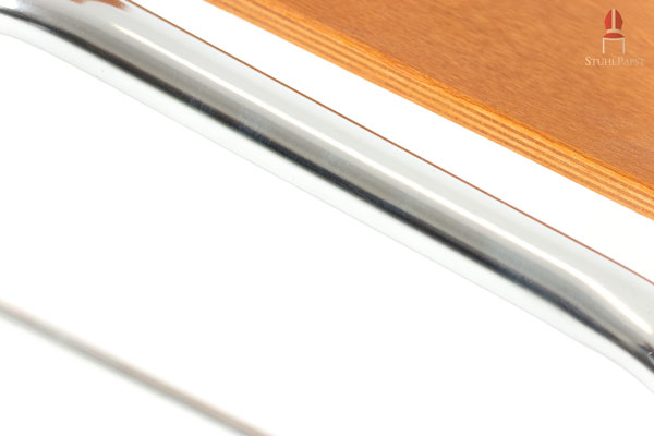 Edles Holz und hochwertig verchromtes Metall sorgen für das elegante Design des Holzschalenstuhls