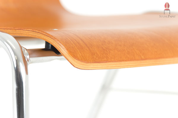 Sowohl das verchromte Gestell als auch die Sitzfläche versprechen eine hohe Stabilität