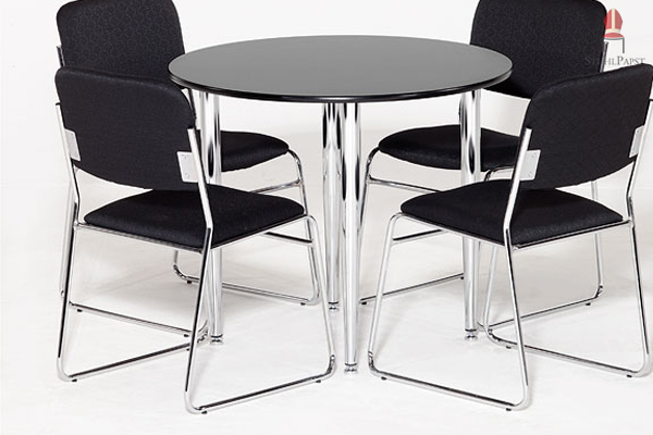 Der handliche Kufenstuhl in Kombination mit einem Tisch