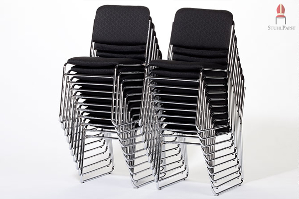 Die hohe Stapelbarkeit vereinfacht den Umgang mit dem Kufenstuhl