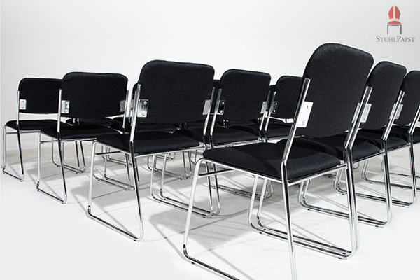 Verchromte Kufen harmonieren sehr gut mit dem dunklen Stoff