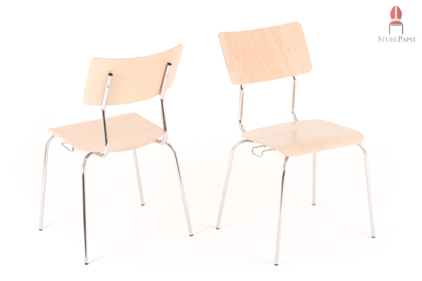 Der Holzstuhl mit verchromten Stuhlrahmen