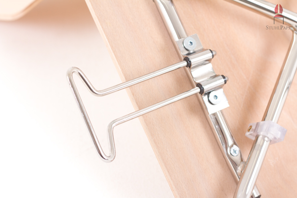 Der Reihenverbinder ist am Stahlrohrrahmen befestigt