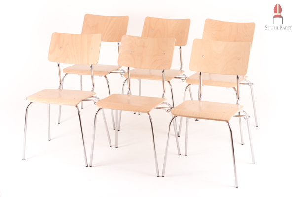 Die Stühle lassen sich schnell in Reihe aufstellen