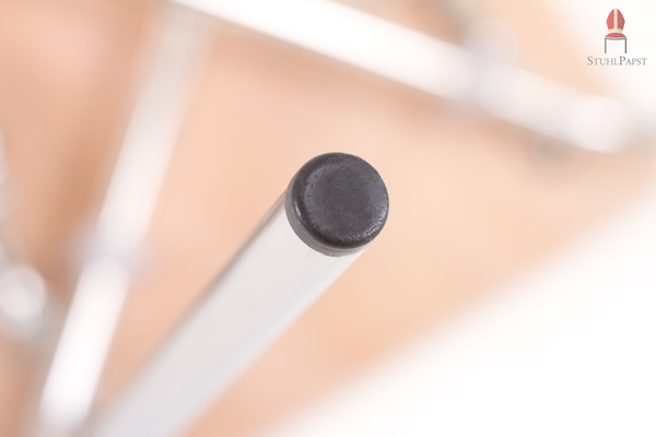 Eine Bodenschutzkappe am Stuhlbein