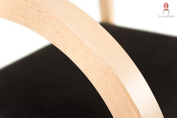 Aufwendige Biegeprozesse machen die extravagante Form der Armlehnen möglich