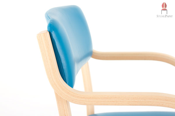 Der Stuhl besteht aus Buchenschichtholz