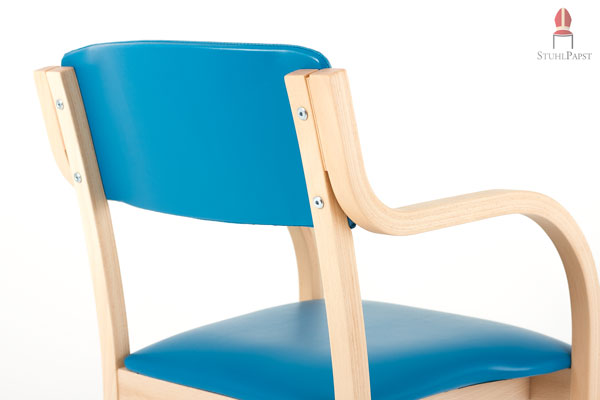 Der Stuhl ist großzügig gepolstert