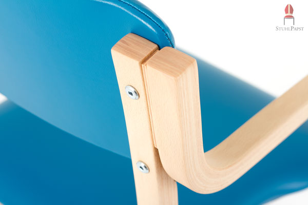 Lehne und Stuhlrahmen sind solide befestigt