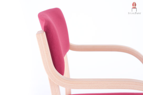 Armlehnen und gewölbte Rückenfläche bieten perfekten Halt