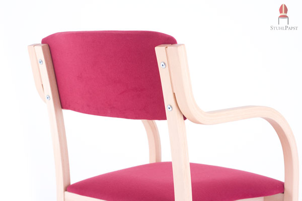 Auch von hinten ist die Lehne mit Stoff bezogen