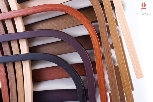 Der Holzrahmen ist in unterschiedlichsten Beiztönen erhältlich