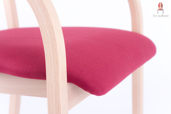 Die angenehm gewölbte Sitzfläche