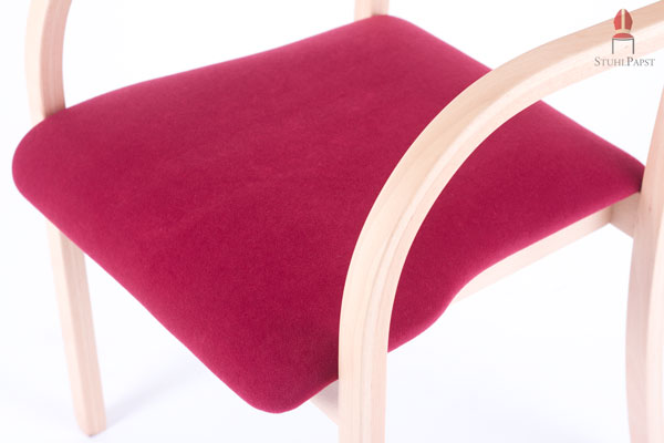 Die Sitzfläche ist großzügig gepolstert