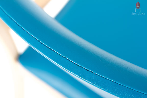 Der Kunstlederbezug ist sorgfältig vernäht