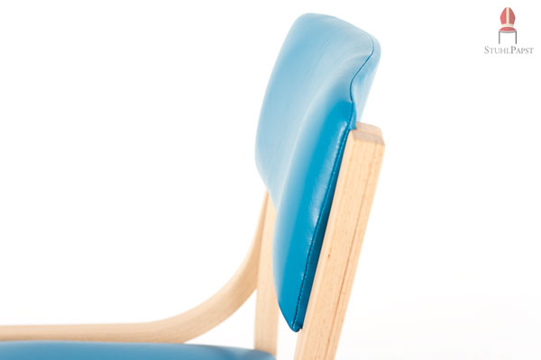 Die Lehne ist ergonomisch geformt