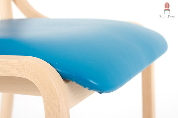 Im Kniebereich ist die Fläche nach unten gebogen