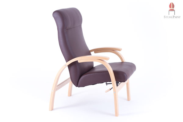 Gestell und Polsterung des Sessel bilden einen eleganten Kontrast
