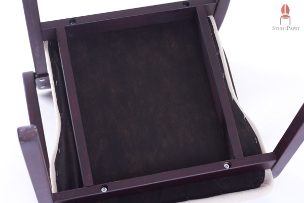 Das Stuhlmodell zeigt auch von unten seine Stabilität