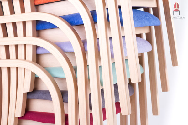 Der Stuhl ist leicht stapelbar