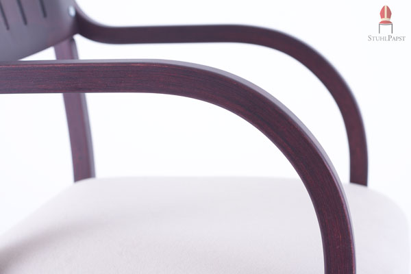 Die Armlehnen erzeugen Leichtigkeit