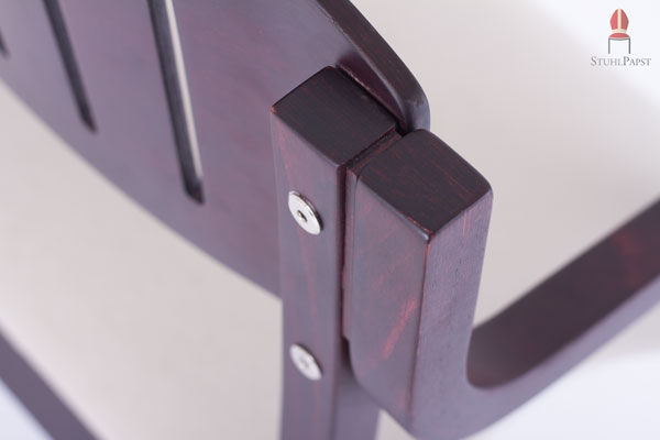 Die Schrauben sind im Holz versenkt