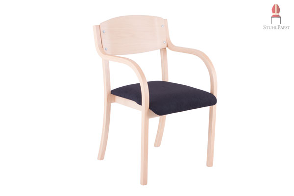 Heller Holzrahmen und schwarzer Sitzflächenbezug