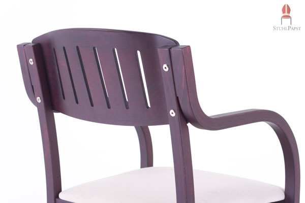 Lehne und Stuhlgestell bilden eine belastbare Einheit