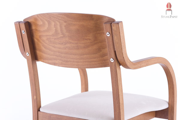 Rückenlehne und Stuhlrahmen sind solide miteinander verschraubt