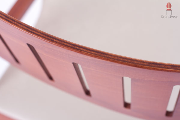 Die Rückenlehne besteht aus Buche Schichtholz