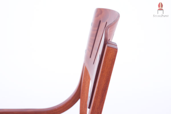 Die Rückenlehne ist ergonomisch geformt