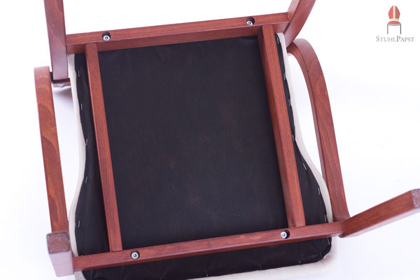 Sitzfläche und Stuhlrahmen sind mit Schrauben miteinander befestigt