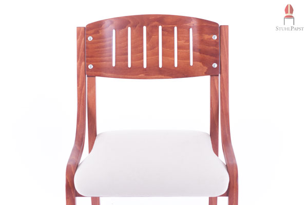 Stuhlgestell und Rückenlehne sind sorgsam miteinander verbunden