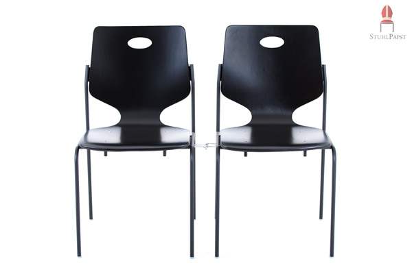 Der Stuhl lässt sich zu stabilen Stuhlreihen verbinden Fio.na stapelbare Stühle Stapelstühle Designer Designstuhl Designstühle weiß schwarz lackiert Möbelpapst GmbH Gescher