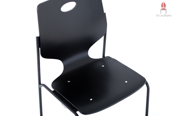 Die auffallend attraktiv gestaltete Sitzschale Fio.na Designer Design Holz Stapelstuhl Stapelstühle aus Holz Designstuhl Designstühle weiß schwarz lackiert Möbelpapst GmbH Gescher