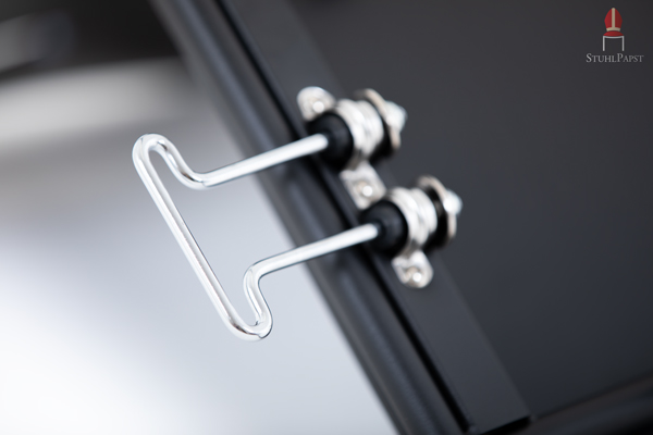 Die Reihenverbinder für Reihenbestuhlungen Fio.na Designer Design Holz Stapelstuhl Stapelstühle aus Holz Designstuhl Designstühle weiß schwarz lackiert Möbelpapst GmbH Gescher